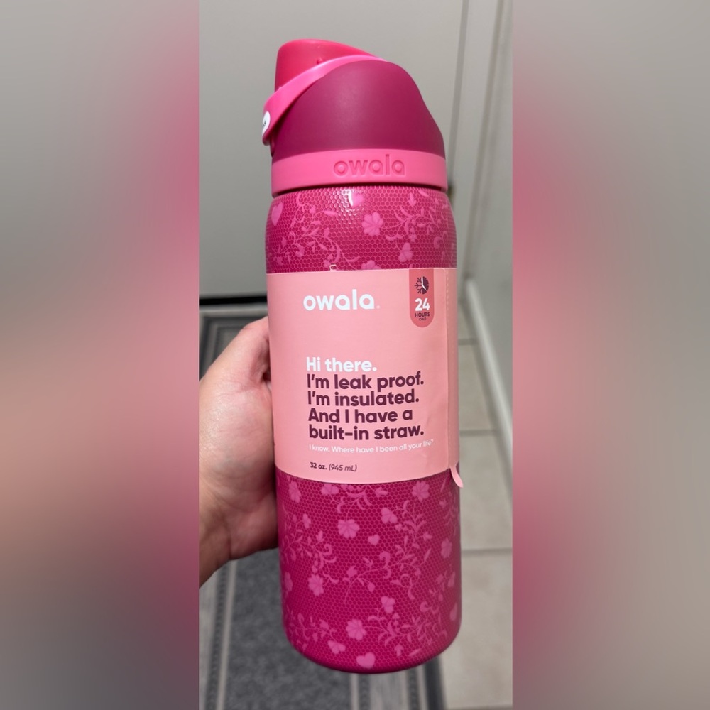 BNWT Owala 32oz FreeSip Bottle “LOVE LETTER”